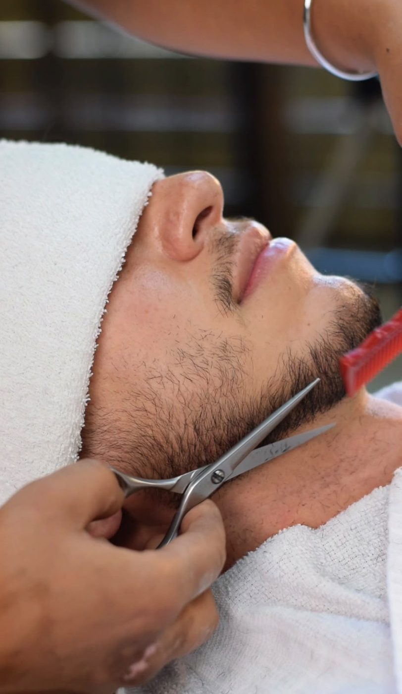 Acabamento da barba na tesoura