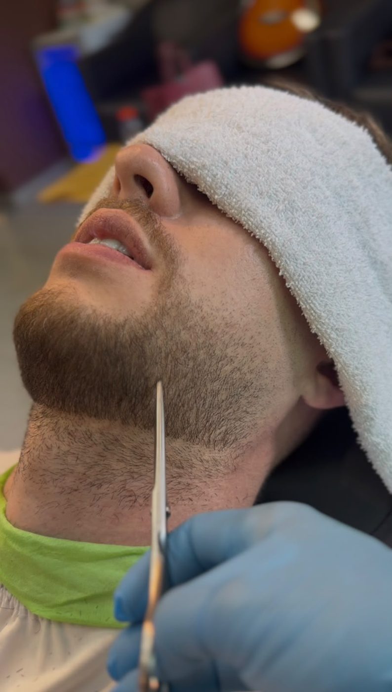 Barba sendo feita com toalha quente sobre os olhos