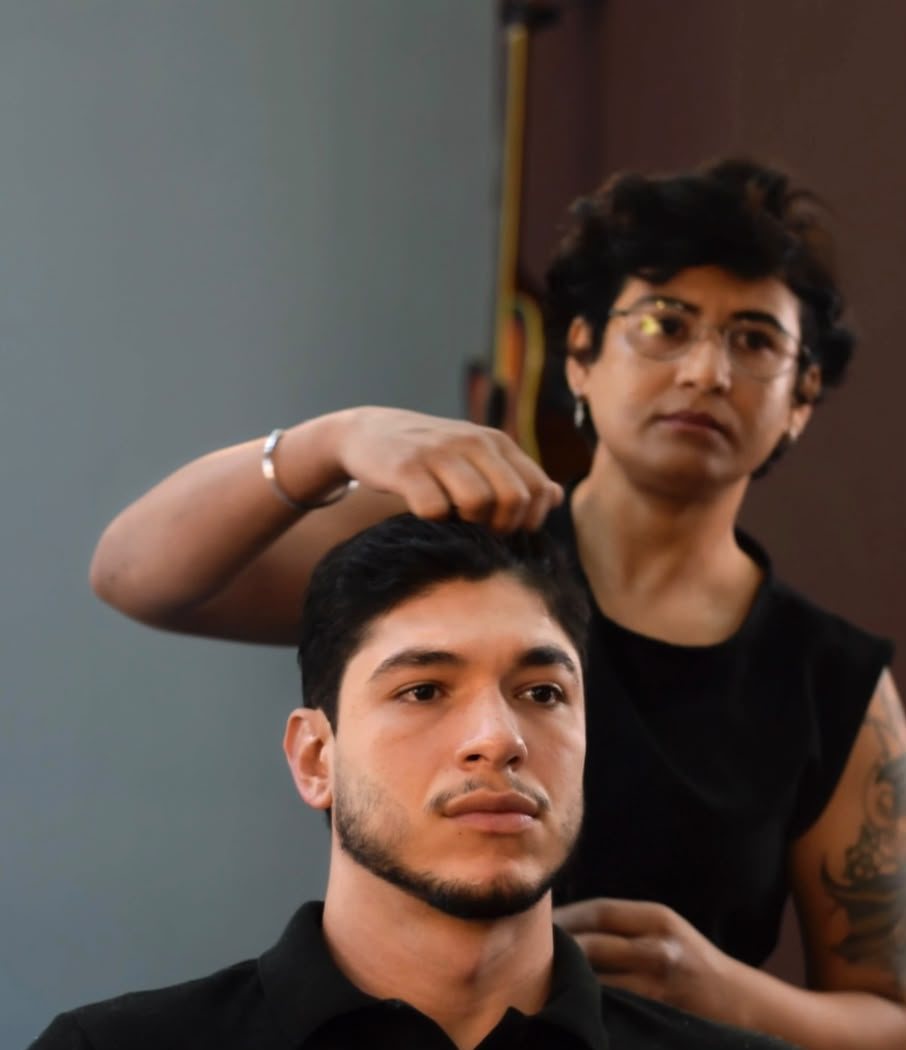 Kamilla ajustando o corte de um cliente