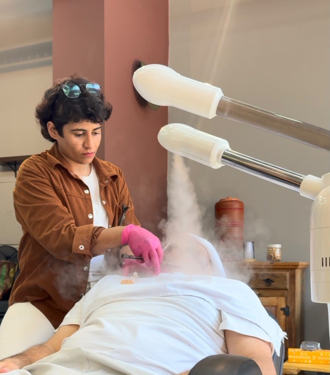 Kamilla fazendo barba com vaporizador de ozônio